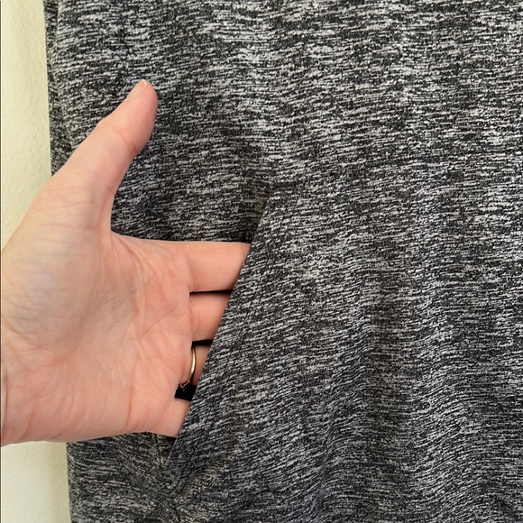 GAP Gray Sleeveless Muscle Tee - Picture 4 of 6